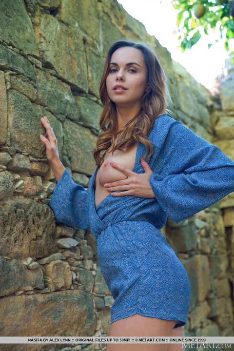 Nasita: Thick Brunette Undresses Outdoors – photo 2 of 18