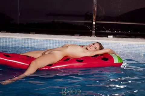 Amy Smile: Brunette PAWG Strips Out of Her Bikini and Spreads Her Legs Poolside – photo 5 of 14