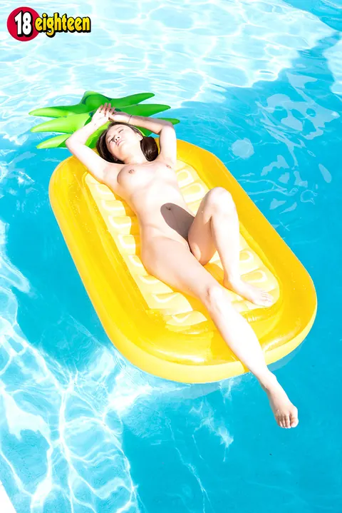 Lulu Chu: Slim Chinese Brunette Strips Out of Her Bikini Poolside – photo 14 of 16