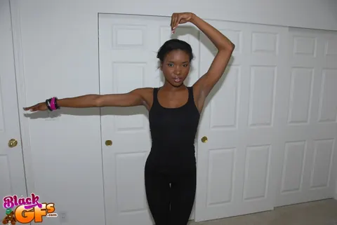 Ebony Babe in Yoga Pants Spreads Her Legs Wide – photo 2 of 13