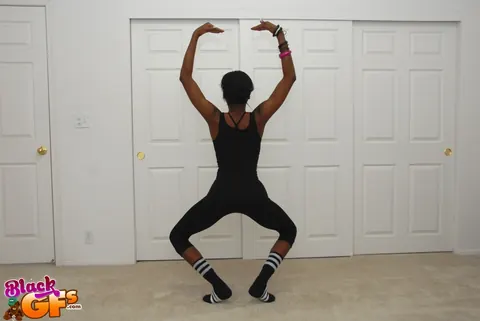 Ebony Babe in Yoga Pants Spreads Her Legs Wide – photo 4 of 13