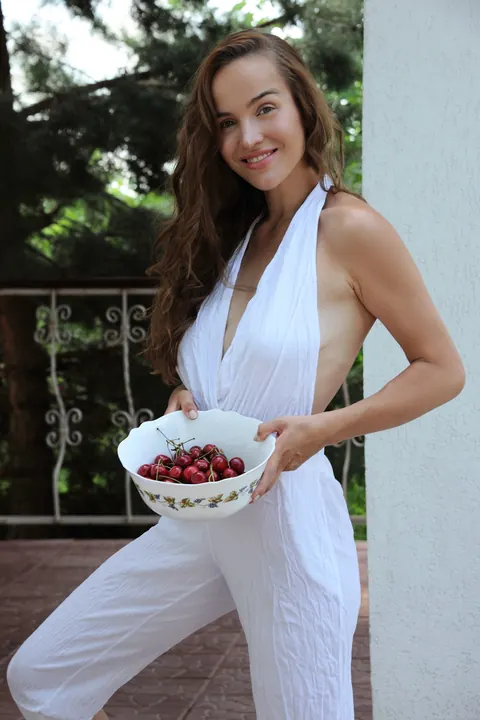 Eva Jolie: Ukrainian Brunette Pulls Top Down and Poses Nude – photo 1 of 21