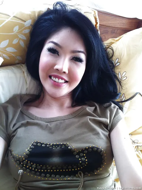 Thai Trans Woman Masturbates and Spreads Wide – photo 14 of 16