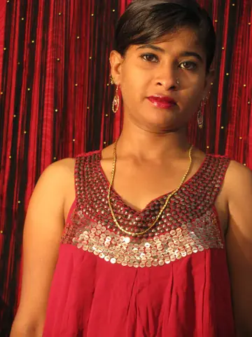 Indian MILF Undresses and Spreads Her Hairy Pussy Wide
