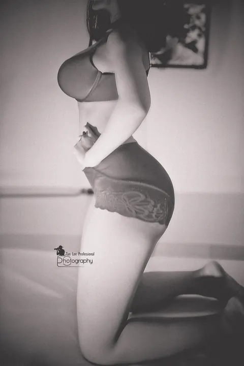 Thick Amateur Shows Off Her Big Ass in Lingerie – photo 10 of 21