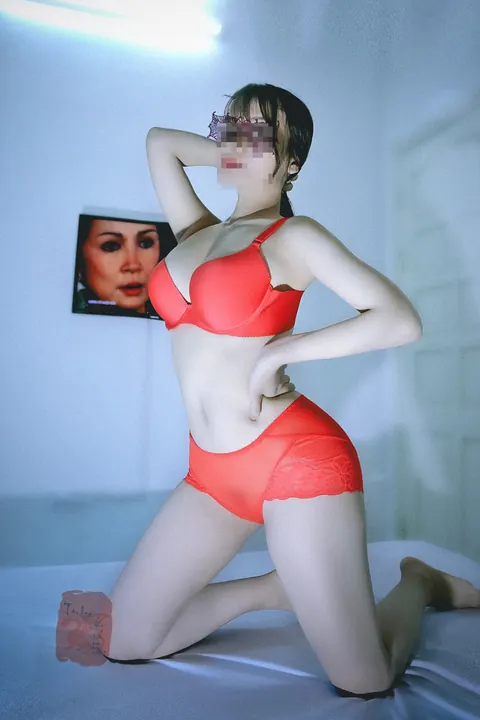 Thick Amateur Shows Off Her Big Ass in Lingerie – photo 19 of 21