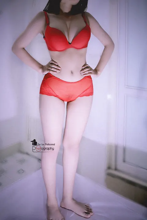 Thick Amateur Shows Off Her Big Ass in Lingerie – photo 12 of 21