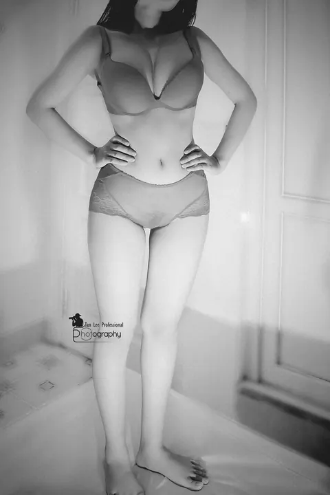 Thick Amateur Shows Off Her Big Ass in Lingerie – photo 11 of 21