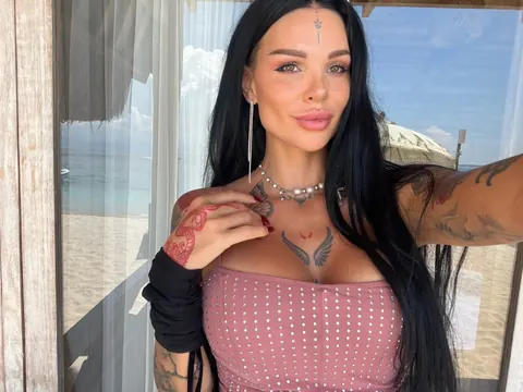 Thick Tattooed Babe Shows Off Her Big Tits and Ass – photo 10 of 13