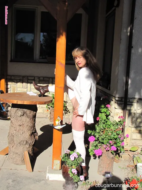 Doris Dawn: Thick Blonde MILF in Stockings Spreads Outdoors – photo 15 of 15