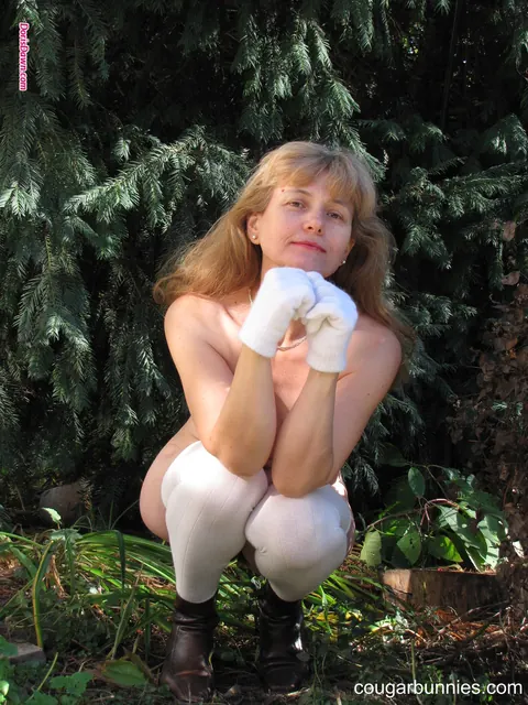 Doris Dawn: Thick Blonde MILF in Stockings Spreads Outdoors – photo 3 of 15