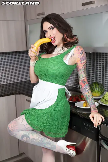 Ariane Saint Amour – Thick Redhead MILF Shows Off Her Big Tits in the Kitchen