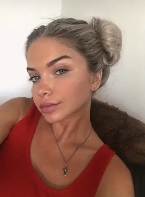 Busty Slim Woman Poses in a Bikini and Jeans for Selfies – photo 9 of 20