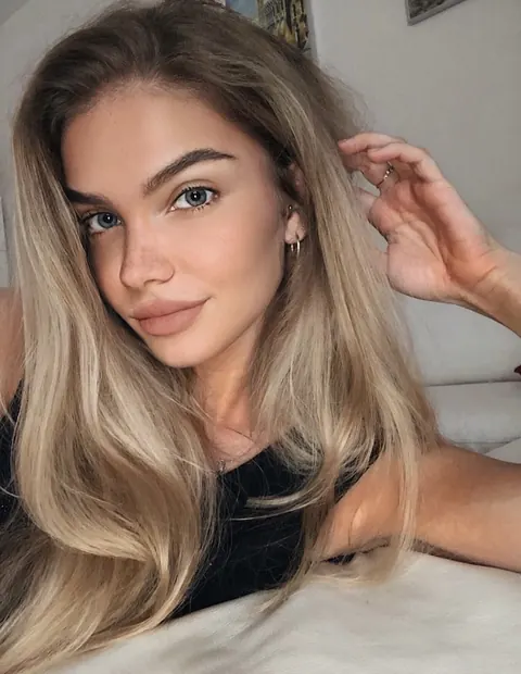 Busty Slim Woman Poses in a Bikini and Jeans for Selfies – photo 15 of 20