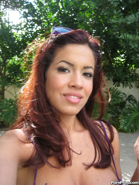 Isis Taylor: Thick Latina in a Bikini and Glasses Poses Outdoors – photo 5 of 17