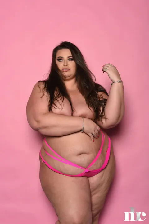 Yazmin Fox: BBW Brunette Shows Her Big Tits and Ass in Panties – photo 2 of 20
