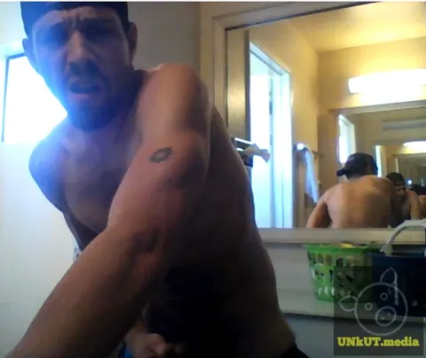 Athletic Hairy Man Masturbates Before a Mirror – photo 7 of 15