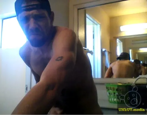 Athletic Hairy Man Masturbates Before a Mirror – photo 5 of 15