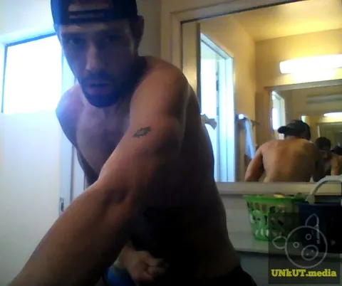 Athletic Hairy Man Masturbates Before a Mirror – photo 9 of 15