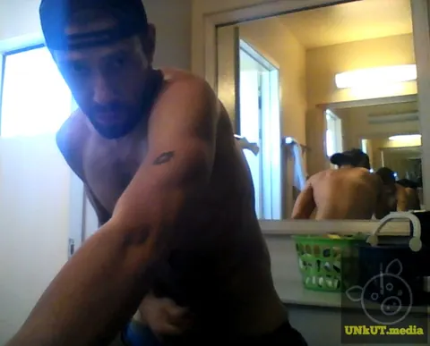 Athletic Hairy Man Masturbates Before a Mirror – photo 8 of 15