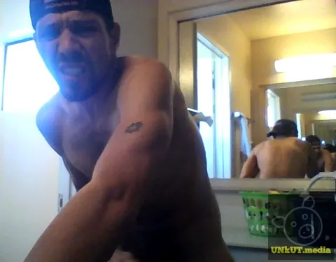 Athletic Hairy Man Masturbates Before a Mirror – photo 4 of 15