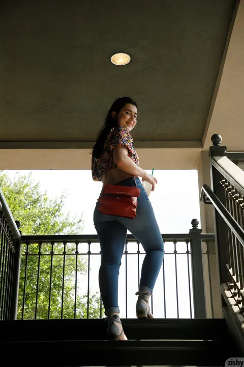 Ophelia Palantine: Thick Brunette Reveals Her Big Tits and Ass in Jeans at a Hotel – photo 2 of 12