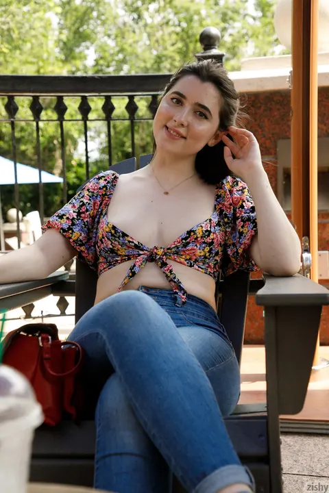 Ophelia Palantine: Thick Brunette Reveals Her Big Tits and Ass in Jeans at a Hotel – photo 1 of 12