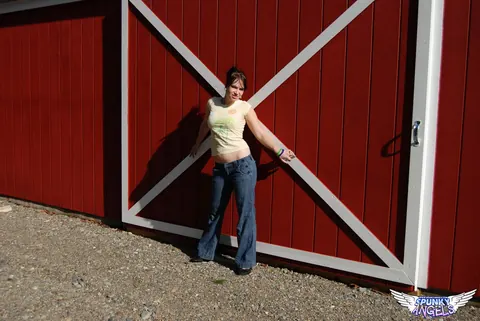 Emily Love: Amateur Brunette Pulls Down Her Jeans and Masturbates in a Barn – photo 1 of 12