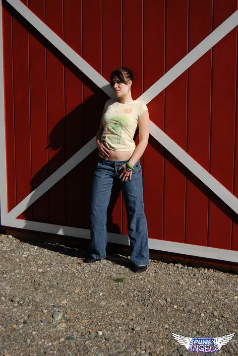 Emily Love: Amateur Brunette Pulls Down Her Jeans and Masturbates in a Barn – photo 2 of 12
