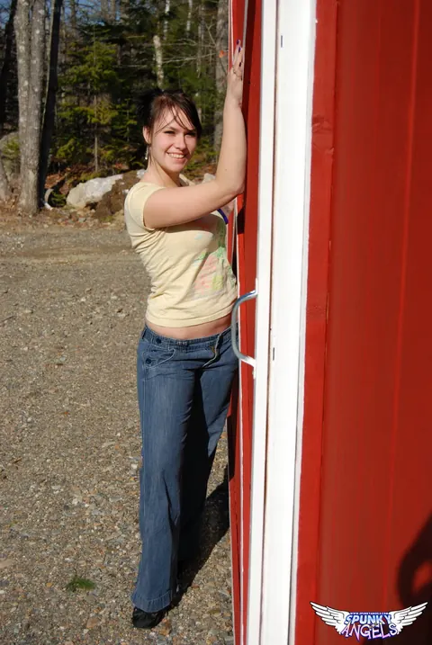 Emily Love: Amateur Brunette Pulls Down Her Jeans and Masturbates in a Barn – photo 3 of 12