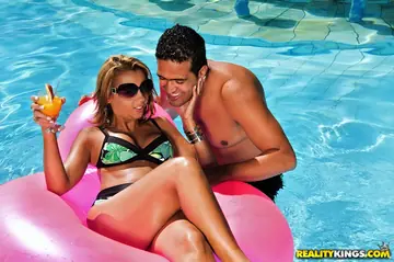 Suzy Anderson – Thick Latina MILF in a Bikini and Glasses Takes Anal by the Pool