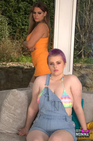 Tawney Lane – Curvy MILF Facesits Partner and Fingers Her Pussy