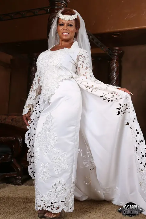 Dd Diamonds: Mature Ebony Bride Masturbates with a Dildo – photo 4 of 21