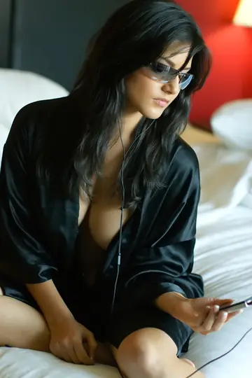 Sunny Leone – Busty Asian MILF Poses Topless in Glasses