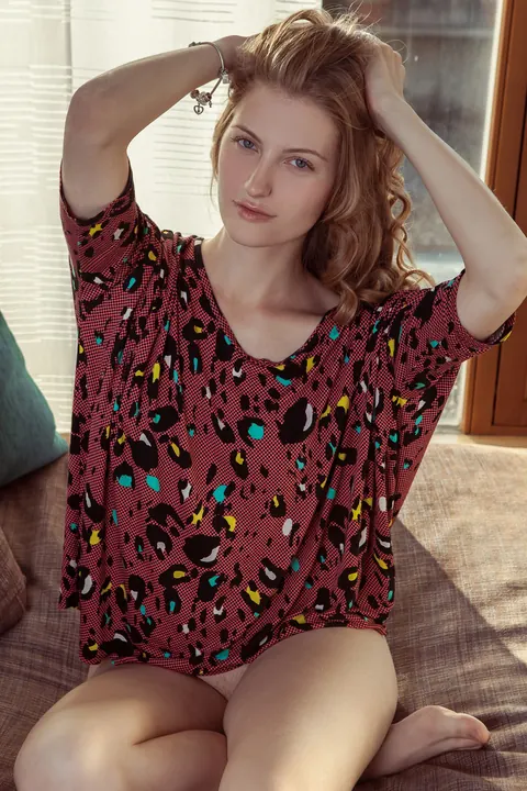 Tall Nude Model Flaunts Her Body on the Sofa – photo 4 of 20