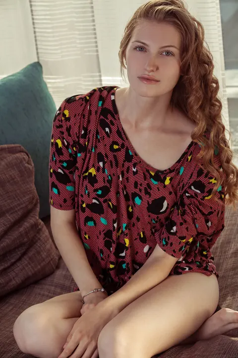 Tall Nude Model Flaunts Her Body on the Sofa – photo 3 of 20