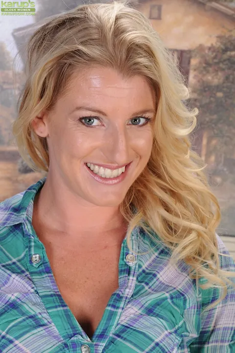 Avona Dominica: Busty Blonde MILF Flaunts Her Slim Legs and Shaved Pussy – photo 1 of 16