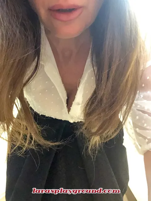 Lara Latex: Tall Brunette MILF Models Lingerie and Skirt in Selfies – photo 20 of 20