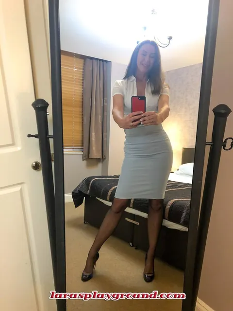 Lara Latex: Tall Brunette MILF Models Lingerie and Skirt in Selfies – photo 14 of 20