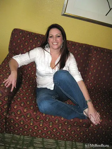 Ryan Edel – Brunette MILF Strips Out of Her Jeans and Gets Fucked in POV