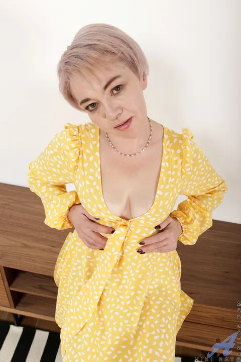 Vikki Ray: Curvy Mature Blonde Strips Out of Her Panties and Spreads – photo 2 of 16