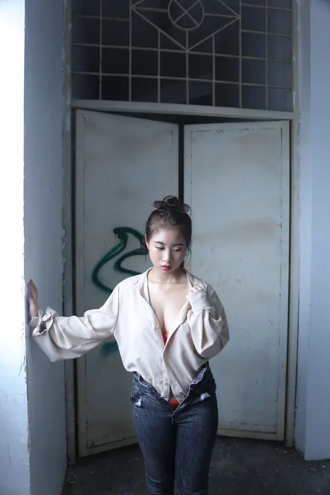 Curvy Asian Brunette with Big Tits Poses in Jeans Then Strips – photo 18 of 20