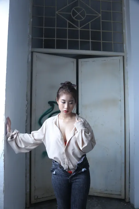 Curvy Asian Brunette with Big Tits Poses in Jeans Then Strips – photo 17 of 20