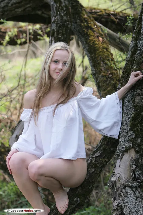 Woman Strips Nude for a Glamour Photo Session – photo 2 of 21