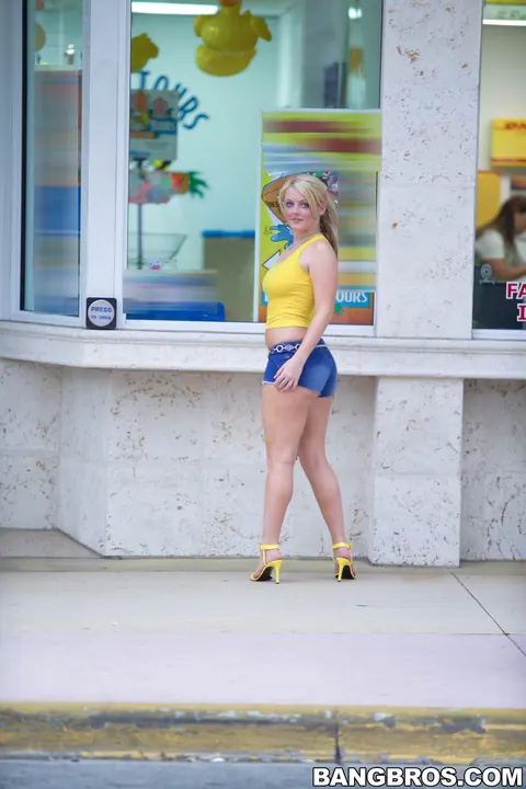 Sophie Dee: British Blonde PAWG in Shorts Spreads Her Big Ass – photo 1 of 20