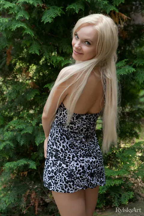 Feeona A: European Blonde Strips Off Her Short Dress and Spreads Outdoors – photo 4 of 16