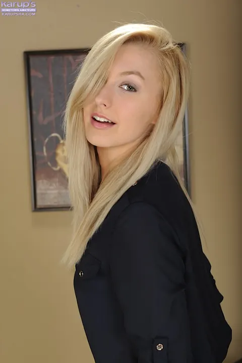 Alexa Grace: Tall Blonde Releases Her Small Breasts and Spreads Her Pussy – photo 1 of 16