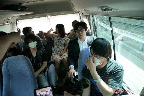 Tsuna Kimura: Petite Japanese Redhead Sucks and Jerks Off a Man on a Bus – photo 2 of 20