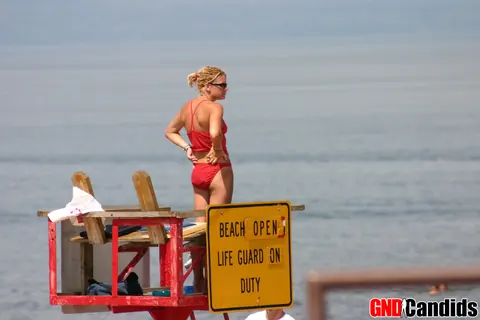 Thick Woman Poses in a Bikini on the Beach – photo 7 of 12