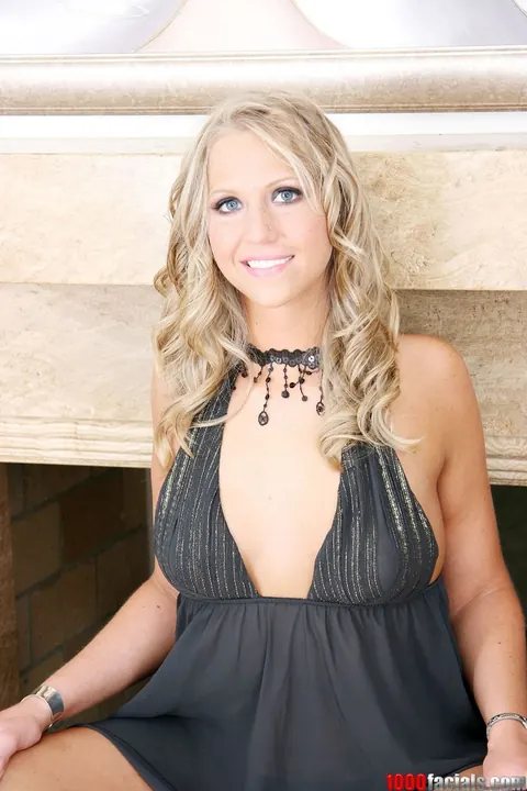 Amanda Bell: Tall Blonde Flaunts Her Big Natural Tits and Curvy Figure – photo 18 of 21